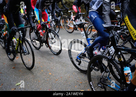 Skipton, Yorkshire du Nord / UK - 29 septembre 2019 : Les championnats du monde de cyclisme sur route course élite hommes. Le peloton passe à travers dans des conditions humides. Banque D'Images