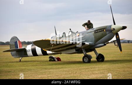 Supermarine Spitfire Mk HF.lX RR232 sur la piste à la bataille d'Angleterre à Duxford meeting aérien le 22 septembre 2019 Banque D'Images