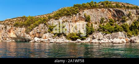 Grand panorama de la côte rocheuse de l'île de Hvar - Croatie. Rochers sur la mer. Cove Skozanje Malo. Maison de vacances en Croatie. Banque D'Images