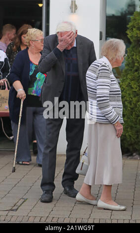 Wrightbus fondateur Sir William Wright quitte les verts pâturages church à Ballymena après un service du dimanche. Banque D'Images