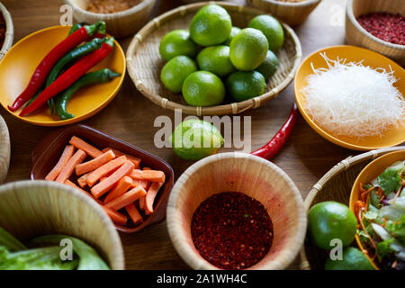 Image de fond de diverses épices orientales et des ingrédients alimentaires mis sur table en bois dans la cuisine, copy space Banque D'Images