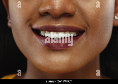 African-american woman's portrait. Beau modèle féminin en chemise blanche avec la peau bien entretenu. Concept d'émotions humaines, expression du visage, la beauté. Souriant, laughting. Les lèvres et les joues. Banque D'Images