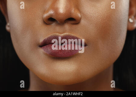 African-american woman's portrait. Beau modèle féminin en chemise blanche avec la peau bien entretenu. Concept d'émotions humaines, expression du visage, la beauté. Calme, confiant. Les lèvres et les joues. Banque D'Images