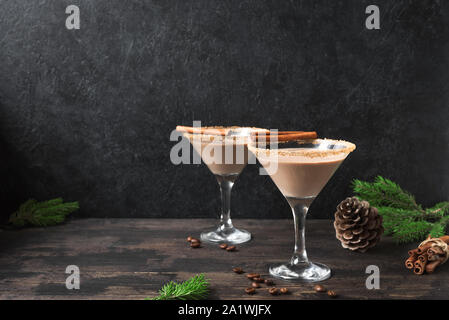 Irish Cream Cocktail au verre pour Noël sur fond de bois foncé, Close up. Cocktail café fête faits maison pour les vacances d'hiver. Banque D'Images