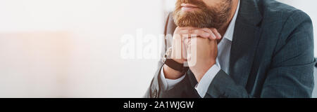 Vue panoramique shot of businessman dans l'usure formelle in office Banque D'Images