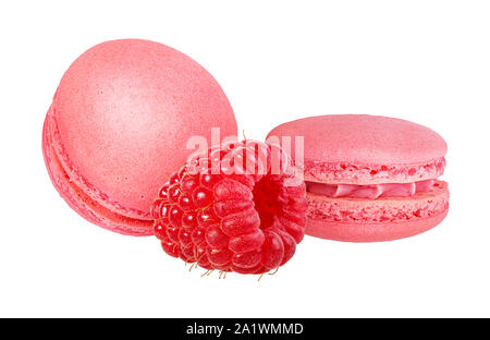 Macarons framboises et framboises isolated on white Banque D'Images