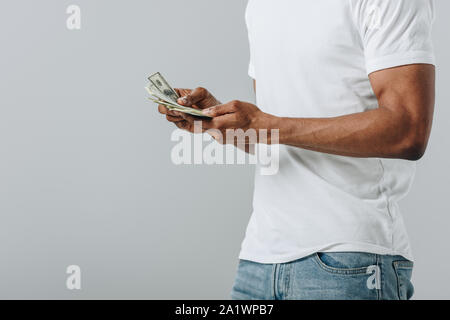 Portrait of African American man billets dollar comptage isolé sur gray Banque D'Images