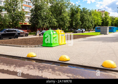 Moscou, Russie - le 10 juillet 2019 : séparation bin selon type de déchets. Des poubelles distinctes on city street Banque D'Images