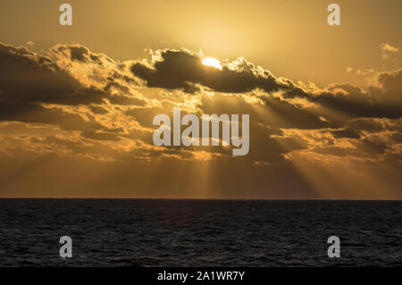 Rayons de soleil envoie à la mer des Caraïbes. Cloudscape à couper le souffle. Banque D'Images
