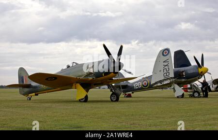 Hawker Sea Fury Mk.II (G-CBEL) & Sea Fury T.20 (G-RNHF) à l'IWM Duxford, Bataille d'Angleterre airshow 2019 Banque D'Images