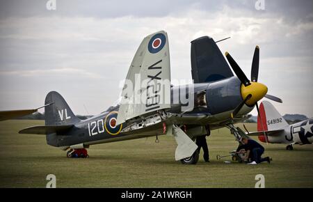 Sea Fury T.20 G-RNHF (VX281) avec les ailes repliées sur la piste à la bataille d'Angleterre 2019 à l'IWM Duxford Airshow sur le 22 septembre 2019 Banque D'Images