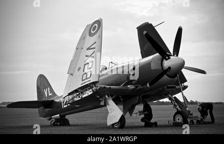 Sea Fury T.20 G-RNHF (VX281) avec les ailes repliées sur la piste à la bataille d'Angleterre 2019 à l'IWM Duxford Airshow sur le 22 septembre 2019 Banque D'Images