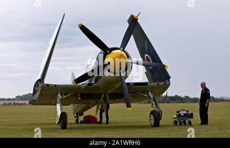 Sea Fury T.20 G-RNHF (VX281) avec les ailes repliées sur la piste à la bataille d'Angleterre 2019 à l'IWM Duxford Airshow sur le 22 septembre 2019 Banque D'Images