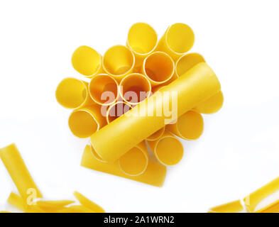 Les Cannelloni, produits à base de farine culinaires italiennes, les grosses pâtes, fabriqués à partir de blé dur. Photo horizontale, vue du dessus sur un fond blanc. Banque D'Images