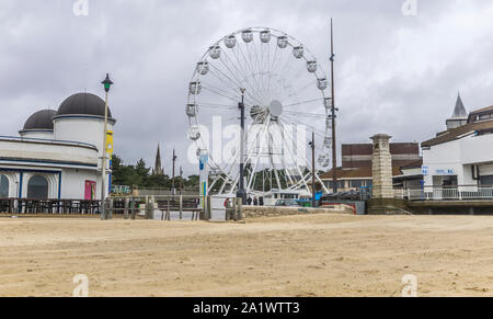 Front de mer de Bournemouth à partir de la plage par la jetée, Dorset, UK. Prises sur une journée venteuse, 27 septembre 2019. Banque D'Images