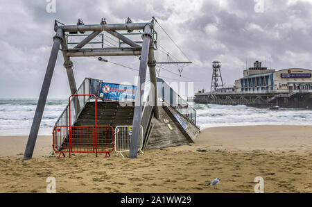 L'antenne de station de base de la piste en face de la jetée de Bournemouth, Dorset, UK. Prise le 27 septembre 2019. Banque D'Images