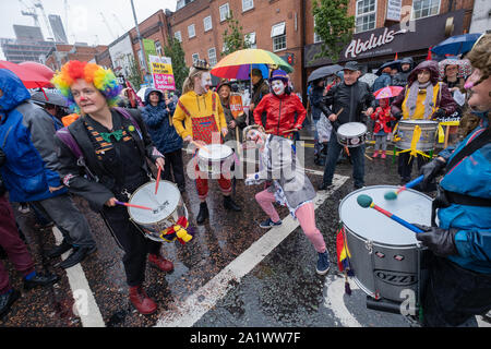 Manchester, UK. 29 Septembre, 2019. Des milliers de personnes ont rempli les rues du centre-ville de Manchester, dans le nord-ouest de l'Angleterre, pour protester contre la conférence du parti conservateur qui se tient dans la ville au Manchester Central Convention Complex. Crédit : Christopher Middleton/Alamy Live News Banque D'Images