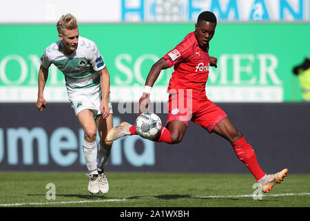 29 septembre 2019, la Bavière, Fürth : Soccer : 2ème Bundesliga, Greuther Fürth --Mer, 8e journée Holstein Kiel, au Sportpark Ronhof Thomas Sommer. Maximilian Sauer (l) de Fürth se bat avec Makana Bakou de Kiel pour la balle. Photo : Daniel Karmann/DPA - NOTE IMPORTANTE : en conformité avec les exigences de la DFL Deutsche Fußball Liga ou la DFB Deutscher Fußball-Bund, il est interdit d'utiliser ou avoir utilisé des photographies prises dans le stade et/ou la correspondance dans la séquence sous forme d'images et/ou vidéo-comme des séquences de photos. Banque D'Images