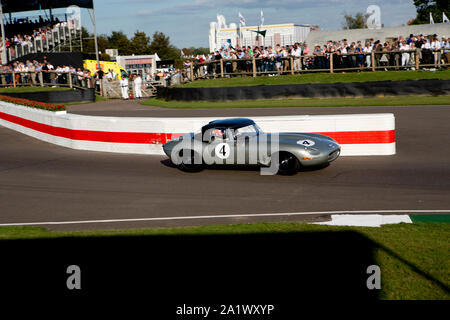 Vue générale de 1961 Jaguar E-type lightweight semi conduit par Joaquin Folch-Rusinol ou Simon Hadfield à travers la chicane au cours de l'ACFC TT Celebrati Banque D'Images