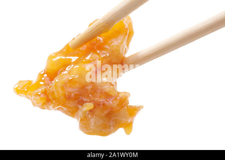 Baguettes holding pineapple chicken,isolé sur fond blanc Banque D'Images