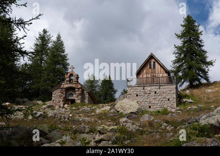 Ancienne église et vieille maison de bois dans les montagnes dans les Alpes en France Banque D'Images