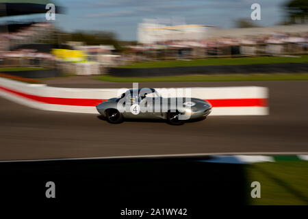 Vue générale de 1961 Jaguar E-type lightweight semi conduit par Joaquin Folch-Rusinol ou Simon Hadfield à travers la chicane au cours de l'ACFC TT Celebrati Banque D'Images