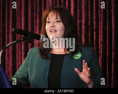 Sioux City, Iowa, États-Unis. 28 Sep, 2019. Vérificateur de l'État du Minnesota JULIE BLAHA parle au nom de l'élection présidentielle de 2020 candidat démocrate Amy Klobuchar (D-MN) au Woodbury County Democrats Harry Hopkins dîner à l'Abou Bekr Shrine Temple à Sioux City, Iowa, le samedi 28 septembre, 2019. Credit : Jerry Mennenga/ZUMA/Alamy Fil Live News Banque D'Images