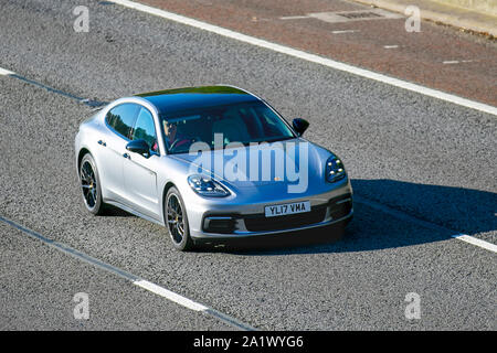 Silver 2017 Porsche Panamera Hybrid 4 S-A ; UK le trafic de véhicules, transports, voitures, moderne, vers le sud sur la voie 3 de l'autoroute M6. Banque D'Images