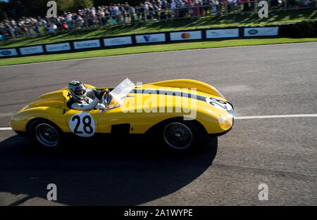 1957 Ferrari 500 TRC conduit par James Cottingham dans la course pour le trophée commémoratif Mars Freddie au Goodwood Revival 14 Sept 2019 à Chichester, Englan Banque D'Images