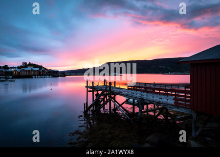 Vue sur le coucher de soleil de port (Råkvåg Råkvågen Rakvag ou). C'est un village de la municipalité d'Indre Fosen,pays Nord-trondelag Banque D'Images