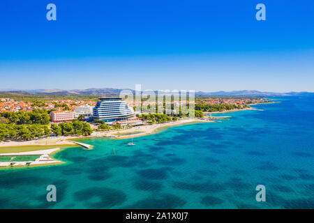 Ville dalmate de Vodice et étonnantes plages turquoise vue aérienne, Croatie Banque D'Images