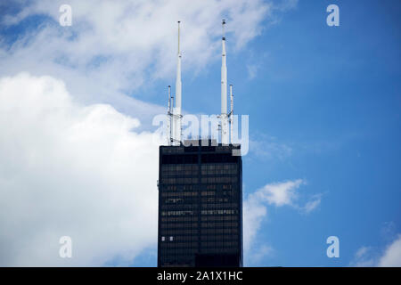 Satellite de radiodiffusion FM et antennes sur le dessus de la Willis Tower de Chicago, dans l'Illinois, États-Unis d'Amérique Banque D'Images