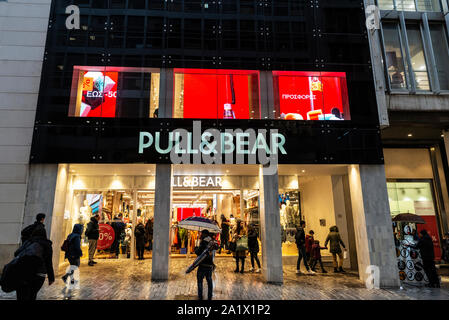 Athènes, Grèce - Janvier 4, 2019 - Affichage d'un pull & Bear store la nuit avec des gens autour d'Athènes, Grèce Banque D'Images