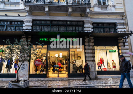 Athènes, Grèce - Janvier 4, 2019 - Affichage d'un United Colors of Benetton store la nuit avec des gens autour d'Athènes, Grèce Banque D'Images