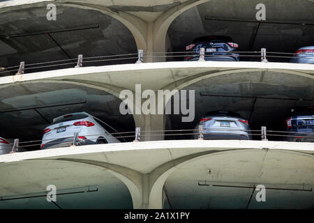 Voitures garées dans le garage de stationnement à marina city towers Chicago Illinois Etats-Unis d'Amérique Banque D'Images