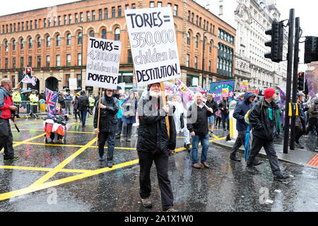 Manchester, UK - Dimanche 29 septembre 2019. Démontrer manifestants sous la pluie contre l'austérité et Brexit dans le centre-ville de Manchester près de congrès du parti conservateur le jour de l'ouverture de l'événement conservateur. Photo Steven Mai / Alamy Live News Banque D'Images