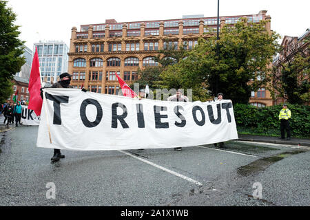 Manchester, UK - Dimanche 29 septembre 2019. Démontrer manifestants sous la pluie contre l'austérité et Brexit dans le centre-ville de Manchester près de congrès du parti conservateur le jour de l'ouverture de l'événement conservateur. Photo Steven Mai / Alamy Live News Banque D'Images