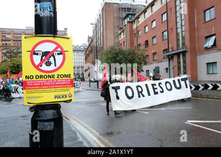 Manchester, UK - Dimanche 29 septembre 2019. Anti-Police signe de drones le long de la route comme démontrer dans la pluie des manifestants contre l'austérité et Brexit dans le centre-ville de Manchester près de congrès du parti conservateur le jour de l'ouverture de l'événement conservateur. Photo Steven Mai / Alamy Live News Banque D'Images