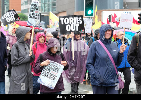 Manchester, UK - Dimanche 29 septembre 2019. Démontrer manifestants sous la pluie contre l'austérité et Brexit dans le centre-ville de Manchester près de congrès du parti conservateur le jour de l'ouverture de l'événement conservateur. Photo Steven Mai / Alamy Live News Banque D'Images