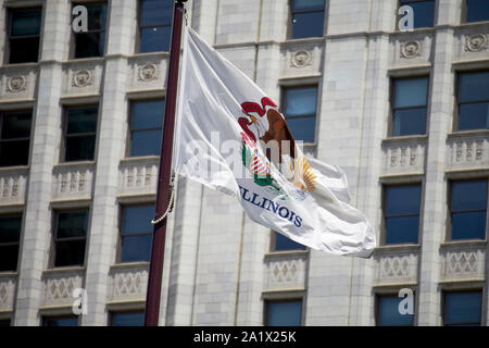 Drapeau d'état de l'illinois dans le centre-ville de Chicago dans la ville venteuse Chicago Illinois Etats-Unis d'Amérique Banque D'Images