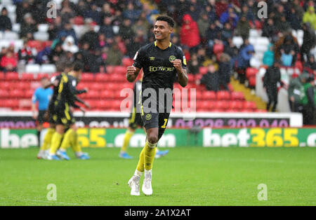 Le Brentford Ollie Watkins célèbre marquant son troisième but du côté du jeu au cours de la Sky Bet Championship match à Oakwell, Barnsley. Banque D'Images