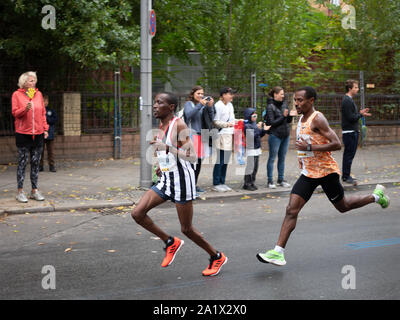 BERLIN, ALLEMAGNE - 29 septembre 2019 : Gagnant Kenenisa Bekele au Marathon de Berlin 2019 à Berlin, Allemagne Banque D'Images