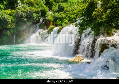 Cascades de Croatie.touristes nager près des chutes d'eau dans l'eau cristalline. Haut lieu touristique en Dalmatie Le Parc National de Krka, lieu de rendez-vous et visite Banque D'Images