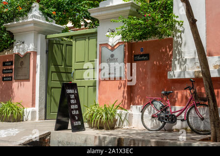 Pondicherry/Inde- 3 septembre 2019:1 Le café et restaurant de Coromandel, dans la région de Ziguinchor en Inde Banque D'Images