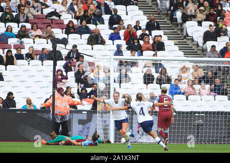 Londres, Royaume-Uni. Sep 29, 2019. Rianna Doyen de Tottenham Hotspur Femmes (2L) célèbre marquant ainsi son premier but de l'équipe. Barclay's FA Women's super league, West Ham Utd femmes v Tottenham Hotspur les femmes au stade de Londres, Queen Elizabeth Olympic Park à Londres le dimanche 29 septembre 2019. Cette image ne peut être utilisé qu'à des fins rédactionnelles. Usage éditorial uniquement, licence requise pour un usage commercial. Aucune utilisation de pari, de jeux ou d'un seul club/ligue/dvd publications . Crédit : Andrew Orchard la photographie de sport/Alamy Live News Banque D'Images