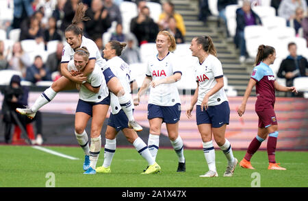 Tottenham Hotspur féministe Rianna Doyen est félicité sur marquant leur premier but du jeu au cours de la FA Women's super match de championnat le stade de Londres. Banque D'Images