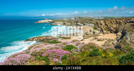 Paysages côtiers spectaculaires avec plage de Newquay en Cornouailles du Nord, Angleterre, Royaume-Uni. Banque D'Images