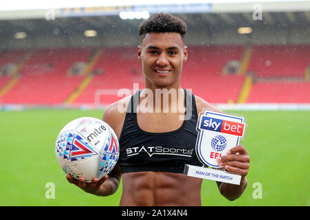 Le Brentford Ollie Watkins avec son homme du match prix lors du match de championnat à Sky Bet, Oakwell Barnsley. Banque D'Images