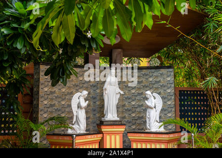 Quartier français, Pondichéry/Inde- 3 septembre 2019 : statues à l'intérieur de l'église Notre Dame des Anges à Pondichéry Banque D'Images