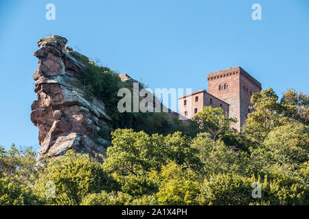 De gros rochers, vieux château et haute tour en grès Banque D'Images